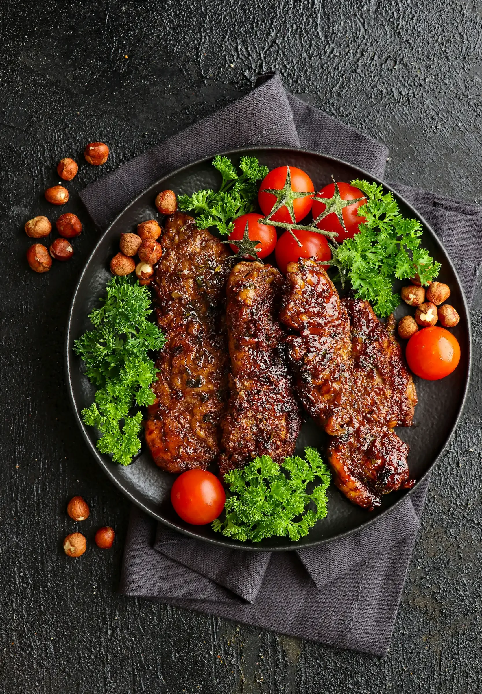 Frisch gegrillte Döner-Spieße mit Kirschtomaten und Salat im Onik Döner & Pizzahaus